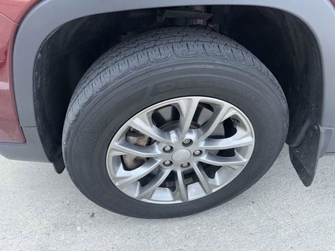 Used 2019 Jeep Cherokee Latitude Plus w/ Comfort/Convenience Group image 4