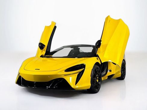 Used 2025 McLaren Artura Spider RWD image 10