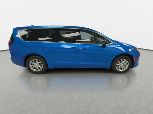 New 2027 Chrysler Pacifica Select FWD image 9