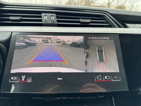 Used 2022 Audi e-tron Premium w/ Convenience Plus Package image 52