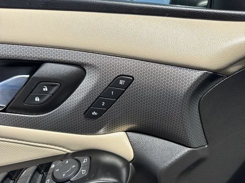 Used 2023 Chevrolet Traverse Premier FWD image 46