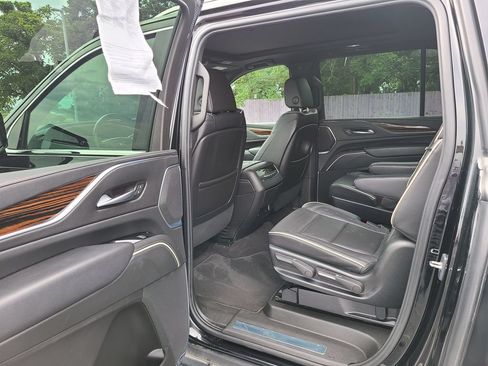 Used 2023 Cadillac Escalade ESV Premium Luxury AWD/4WD image 18