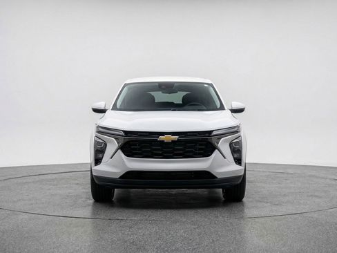 Used 2025 Chevrolet Trax LT w/ LT Convenience Package FWD image 2