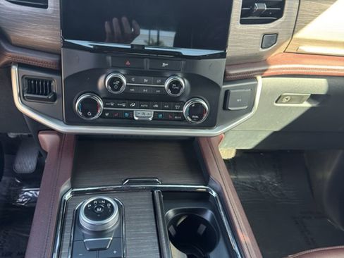 Used 2023 Ford Expedition Limited image 10