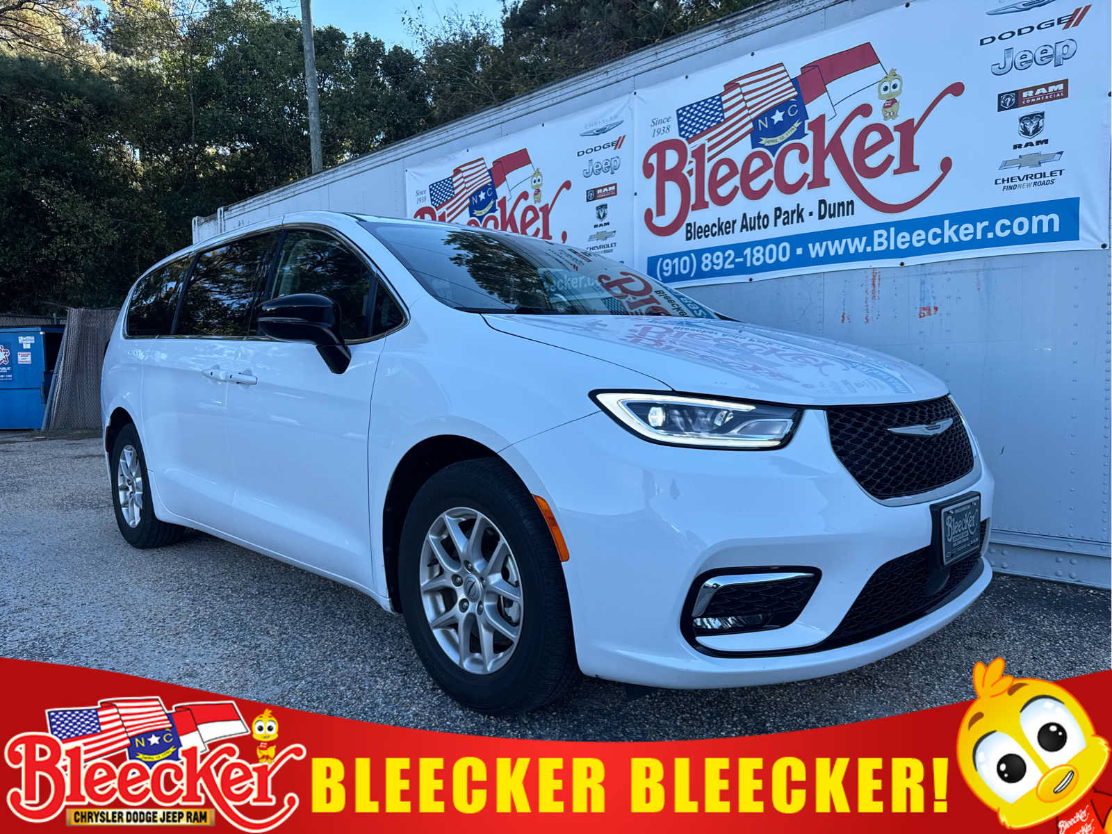 Used 2024 Chrysler Pacifica Touring-L FWD image 1