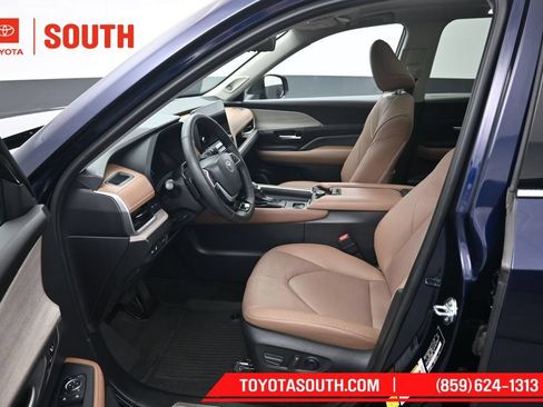 Used 2025 Toyota Grand Highlander AWD image 9