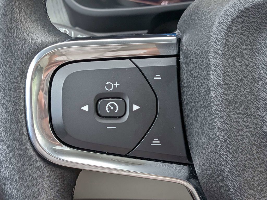 Certified 2026 Volvo XC40 B5 Plus AWD/4WD image 27