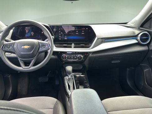 Used 2025 Chevrolet Trax LT FWD image 9