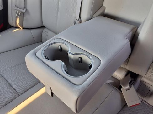 Used 2025 Genesis G70 2.5T image 24