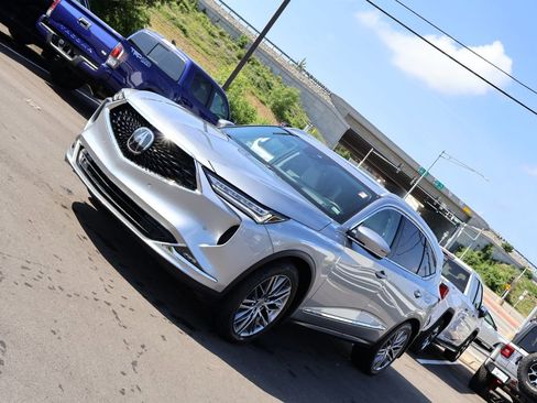 Used 2024 Acura MDX SH-AWD w/ Advance Package image 3