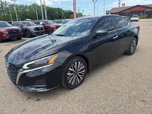 Used 2025 Nissan Altima 2.5 SV FWD image 3