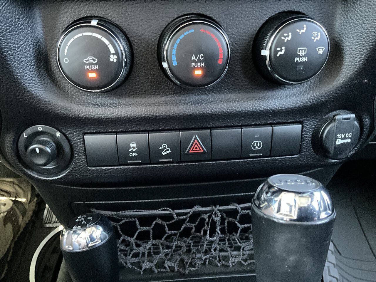 Used 2016 Jeep Wrangler Unlimited Sahara w/ Connectivity Group AWD/4WD image 32