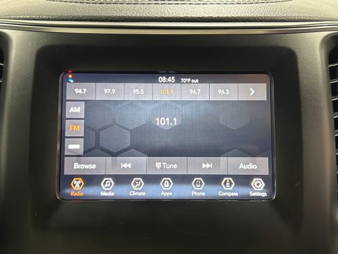 Used 2019 Jeep Cherokee Latitude Plus AWD/4WD image 5