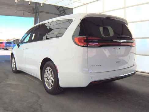 Used 2025 Chrysler Pacifica Select image 8