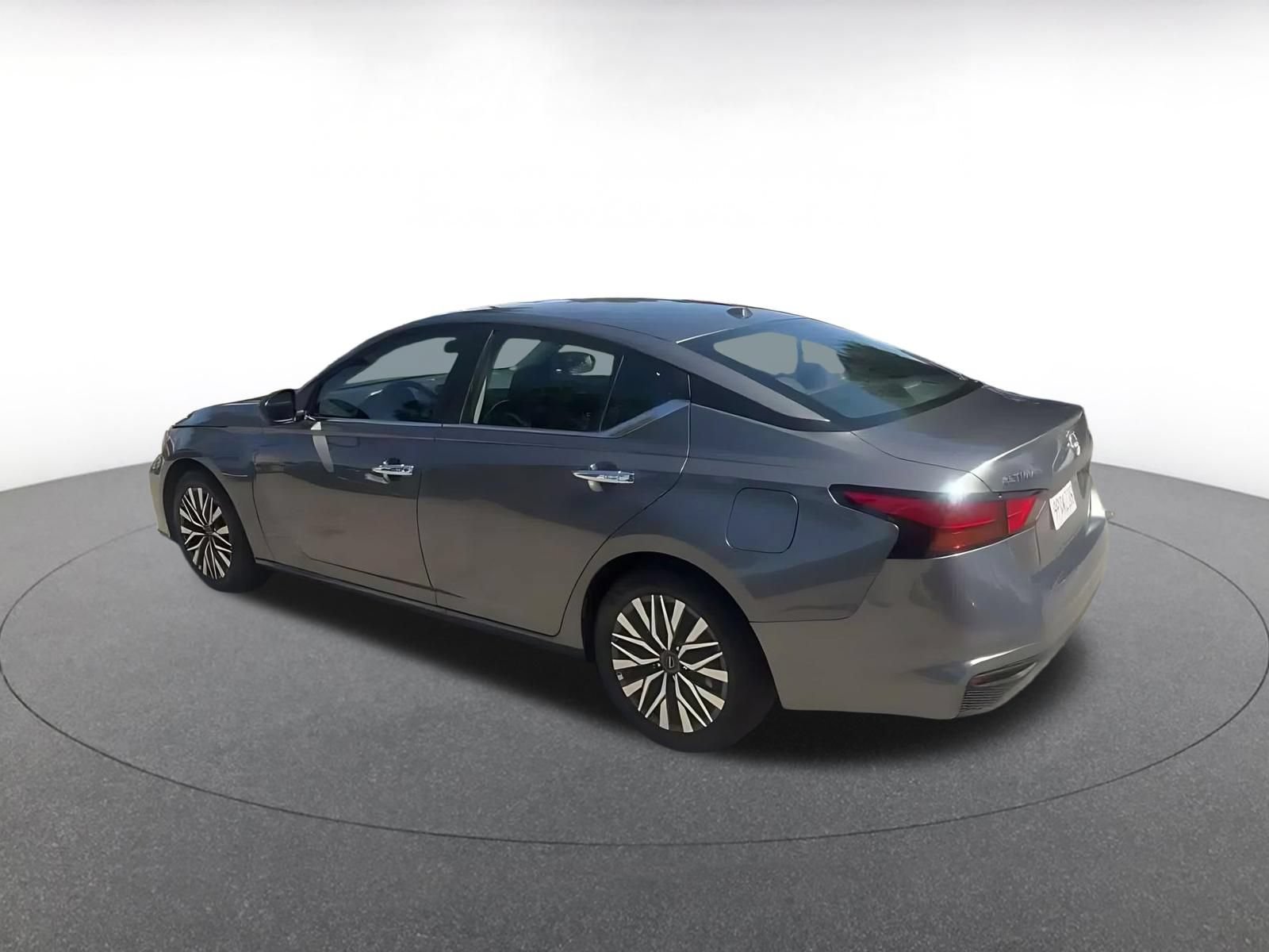 Used 2025 Nissan Altima 2.5 SV FWD image 9