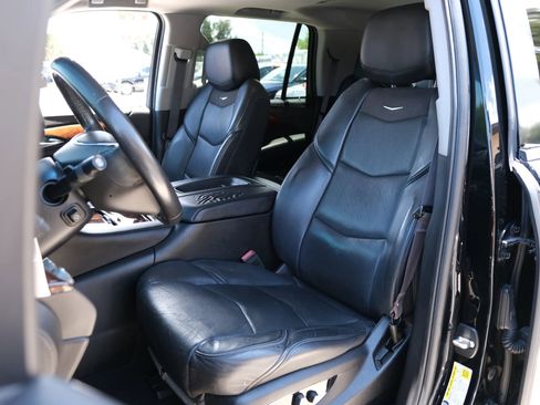 Used 2016 Cadillac Escalade Luxury AWD/4WD image 9