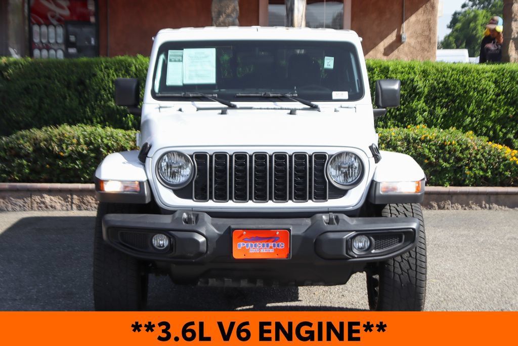Used 2025 Jeep Gladiator Sport AWD/4WD image 3