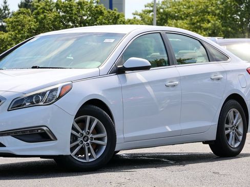 Used 2015 Hyundai Sonata SE w/ Option Group 09 FWD image 14