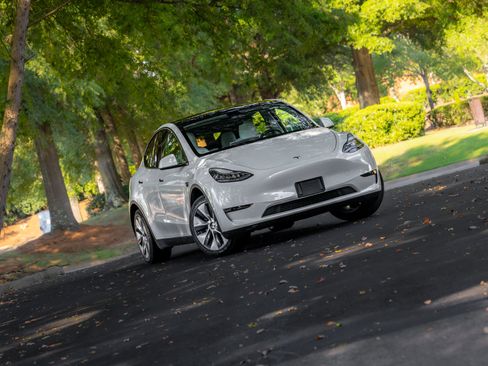 Used 2020 Tesla Model Y Long Range AWD/4WD image 24