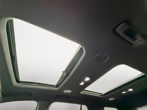 Used 2022 Chevrolet Traverse Premier image 31