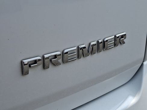 Certified 2023 Chevrolet Traverse Premier FWD image 36