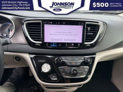 Used 2023 Chrysler Pacifica Touring-L FWD image 11
