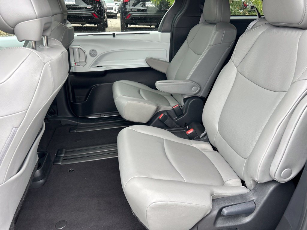 Used 2025 Toyota Sienna XLE FWD image 10