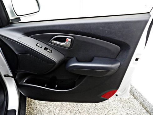 Used 2011 Hyundai Tucson GLS image 11