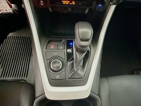 Used 2021 Toyota RAV4 LE AWD/4WD image 18