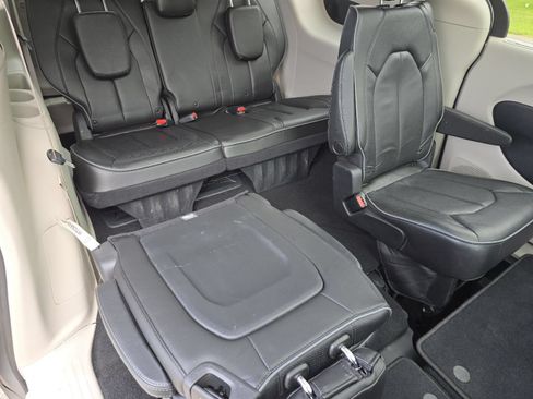 Used 2020 Chrysler Pacifica Limited FWD image 26