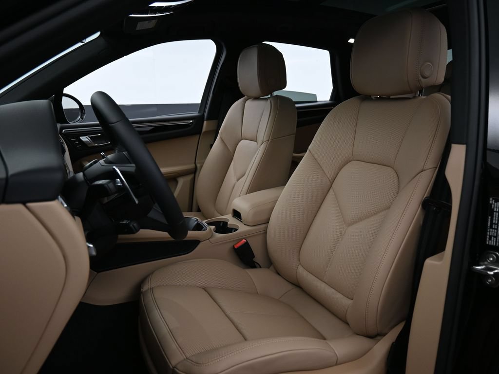 Certified 2026 Porsche Macan AWD/4WD image 5