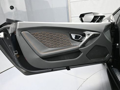 Used 2022 Lamborghini Huracan EVO RWD image 15