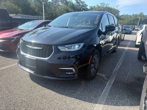 Used 2024 Chrysler Pacifica Limited FWD image 1