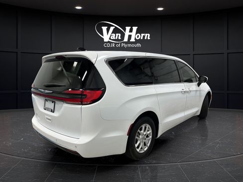 Used 2023 Chrysler Pacifica Touring-L FWD image 7