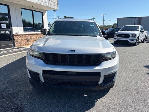 Used 2023 Jeep Grand Cherokee L Laredo RWD image 12
