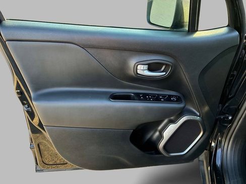 Used 2023 Jeep Renegade Latitude w/ Premium Group AWD/4WD image 17