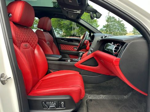 Used 2021 Bentley Bentayga AWD/4WD image 35
