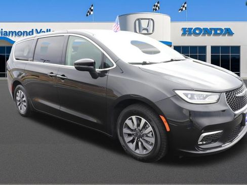 Used 2023 Chrysler Pacifica Touring-L FWD image 1