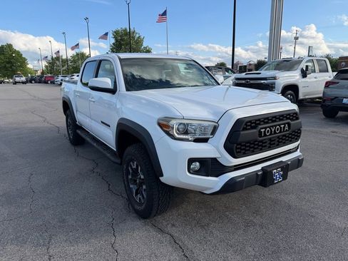 Used 2016 Toyota Tacoma TRD Off-Road w/ Exterior Package AWD/4WD image 2