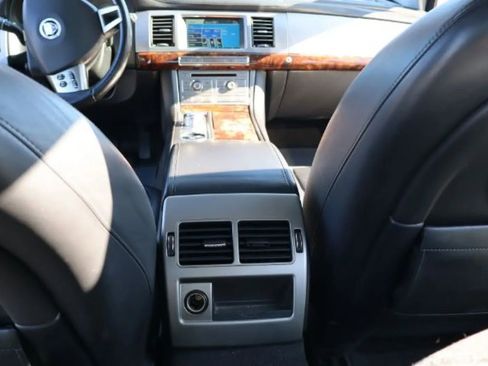 Used 2011 Jaguar XF Premium image 22