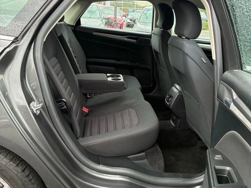 Used 2018 Ford Fusion SE w/ Fusion SE Technology Package FWD image 21