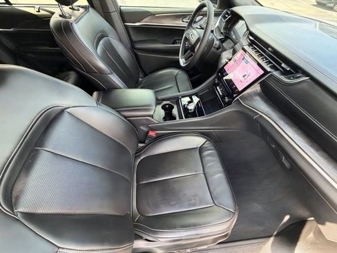 Used 2025 Jeep Grand Cherokee Limited w/ Luxury Tech Group II image 10