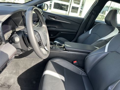 Used 2025 Toyota Camry SE image 11