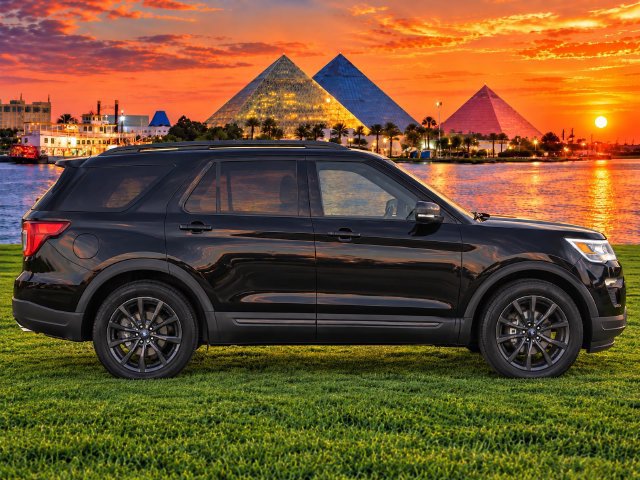 Used 2018 Ford Explorer XLT w/ Equipment Group 202A FWD image 4