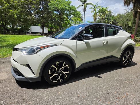Used 2019 Toyota C-HR XLE FWD image 3