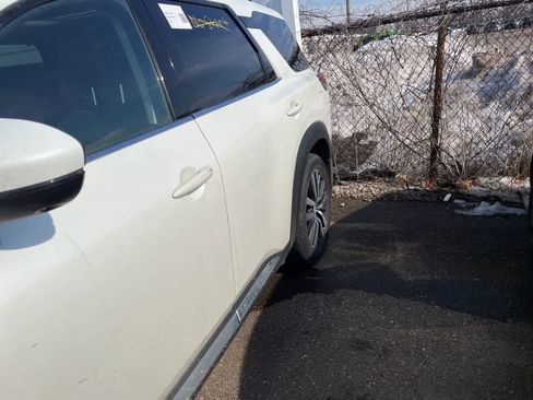 Used 2022 Nissan Pathfinder Platinum image 9