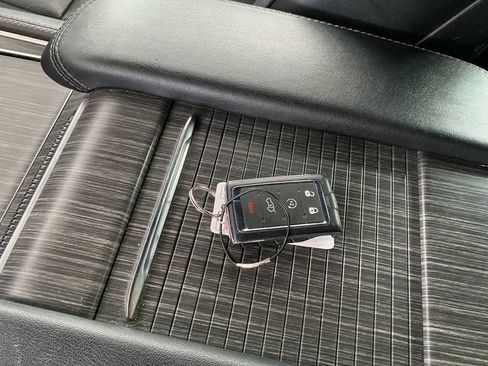 Used 2024 Jeep Wagoneer L Series II w/ Flexible Seating Group RWD image 32