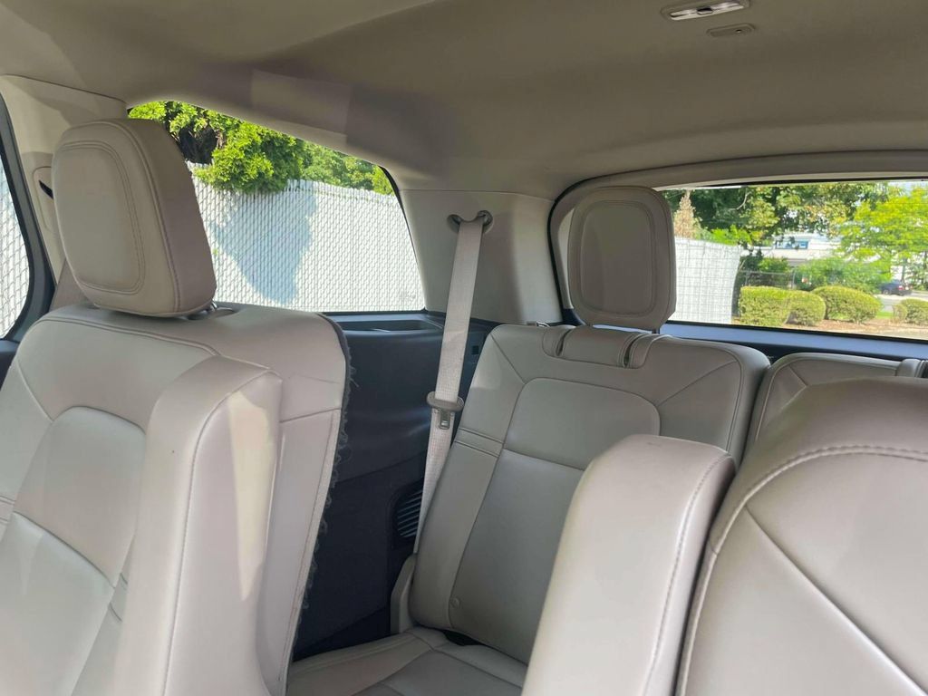 Used 2022 Lincoln Aviator AWD w/ Premium Package image 11