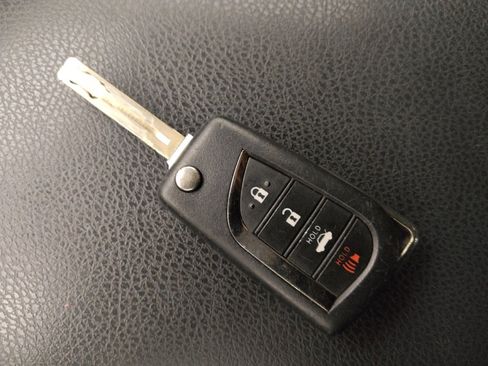 Used 2018 Toyota Camry LE FWD image 32