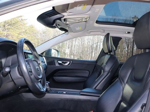 Used 2018 Volvo XC60 T6 Momentum w/ Convenience Package image 9